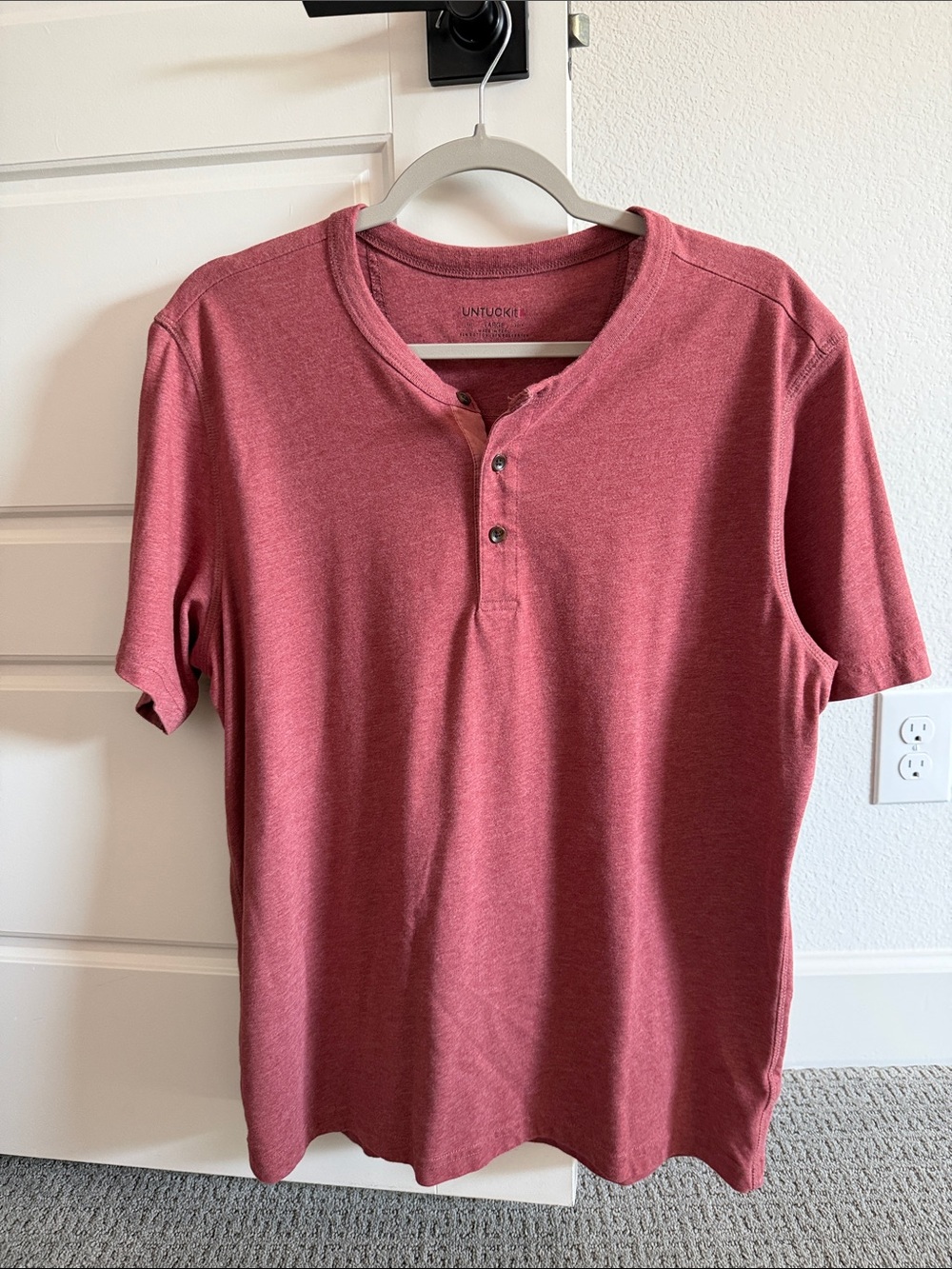 UNTUCKit Short-Sleeve Henley in Heather Red